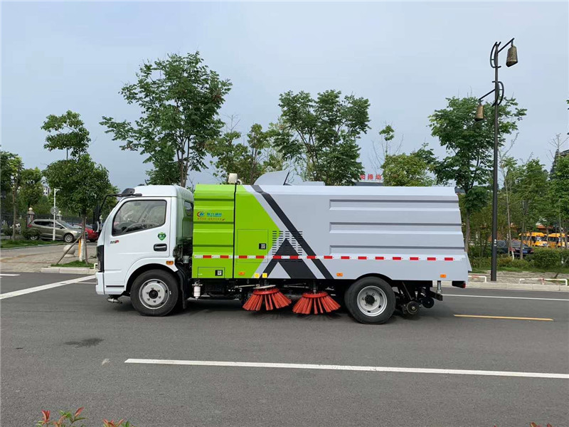 國(guó)六東風(fēng)多利卡D7 掃路車